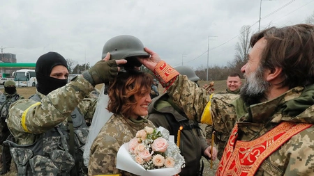 Doi soldați ucraineni s-au căsătorit pe frontul de război din Kiev. Camarazii le-au fost alături și le-au cântat la ceremonie - VIDEO