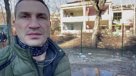 Explozia unui obuz a avariat un bloc de locuințe cu 10 etaje din nordul Kievului. Cinci persoane au fost rănite