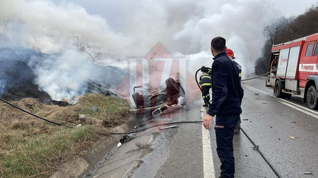 Un autoturism a luat foc, după ce s-a răsturnat, în comuna Miroslava din judeţul Iași - EXCLUSIV/ FOTO, LIVE VIDEO, UPDATE