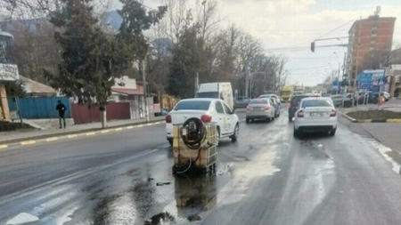 Un bărbat speriat de prețul carburanților și-a făcut provizii de 1.000 litri. Rezervorul i-a căzut din mașină și motorina s-a vârsat pe șosea - FOTO