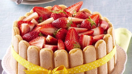 Tort din pișcoturi, un desert irezistibil. Rețeta simplă și rapidă pentru un tort delicios
