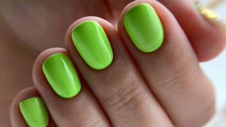 Unghii verde neon: O explozie de culoare pentru sezonul de primăvară