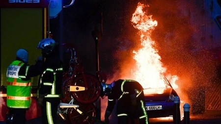 A doua noapte de violențe la periferia Parisului