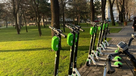 Nou trend la Iași: trotinetele electrice Lime au acaparat străzile orașului