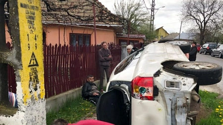 Accident rutier grav în comuna Mirosloveşti. Două persoane au fost rănite, după ce un şofer a rupt două capete de pod