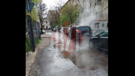 O conductă de apă caldă s-a spart pe o stradă din municipiul Iaşi - VIDEO