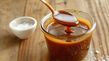 Cremă caramel cu unt. Rețetă simplă, ideală pentru torturi și prăjituri
