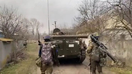 Militarii ucraineni, primiți cu urale, lacrimi și mâncare într-un sat eliberat din Cernihiv - VIDEO