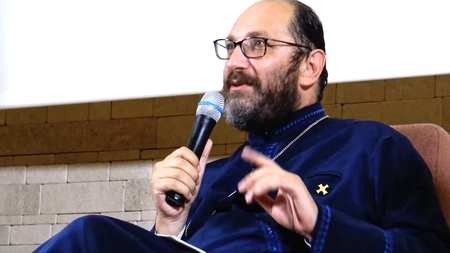 Cine este preotul Constantin Necula. Povestea emoţionantă a crucii pe care o poartă la piept