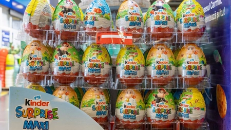 Alertă alimentară: Zeci de produse Kinder, suspectate de contaminare cu Salmonella, retrase din rafturile magazinelor Auchan