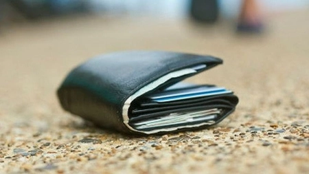 Gestul de milioane al unei bătrâne de 81 de ani. A găsit un portofel plin cu bani, dar a decis să-l predea autorităților