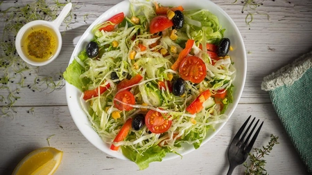 Salată de crudități. Cum să pregătești rapid o mâncare gustoasă și sănătoasă
