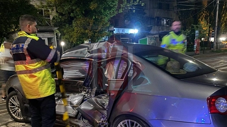 Accident rutier grav azi noapte la Iași. Un tramvai a intrat în plin într-un autoturism! Două persoane au fost rănite grav - EXCLUSIV/FOTO