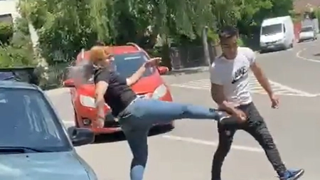 Adolescent bătut de o femeie în Focşani. Tânărul traversase prin loc nepermis - FOTO, VIDEO