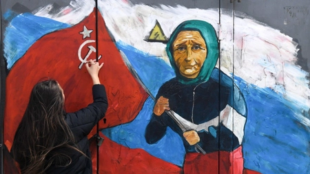 Cum a ajuns o bătrânică din Ucraina un simbol pentru războiul lui Putin