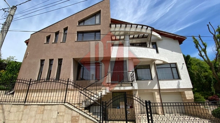 Cătălin Mihalache, patronul Fermador, are o casă uriașă în inima Copoului. Proprietarul a încasat într-un singur an 30 milioane de euro