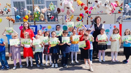 Școala Gimnazială „Veronica Micle” Iaşi, sprijin pentru refugiaţii ucraineni. Un grup de 38 de copii de la un orfelinat a fost primit cu braţele deschise - FOTO