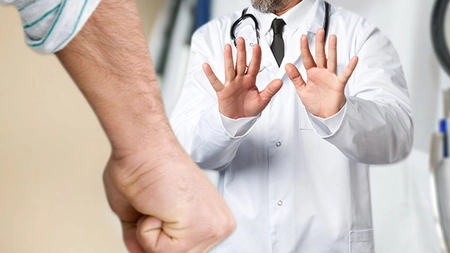 Medic din Iași, bătut de un individ nemulțumit de serviciile oferite! Pumni și picioare, în fața cabinetului! (EXCLUSIV)