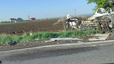 Accident rutier la granița județului Iași! Un TIR s-a răsturnat în urma coliziunii - FOTO