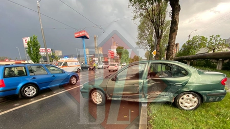 Accident rutier în Tudor Vladimirescu. Două autoturisme au intrat în coliziune - EXCLUSIV, FOTO