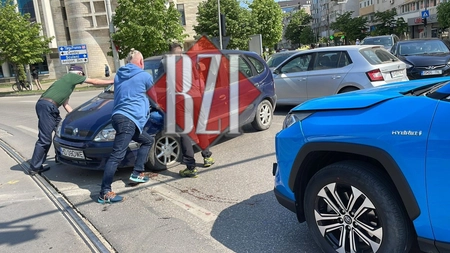 Accident rutier în zona Palat. Două autoturisme au intrat în coliziune - EXCLUSIV, GALERIE FOTO, VIDEO