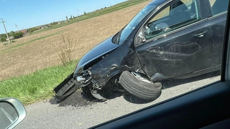 Accident rutier la ieşirea din Bălţaţi. Un şofer a intrat în separatoarele de drum