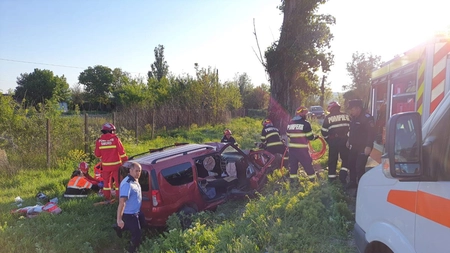 Accident rutier mortal la Iași. O mașină a intrat într-un copac. Sunt mai multe victime - EXCLUSIV, UPDATE, FOTO