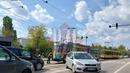 Accident rutier pe bulevardul Nicolae Iorga. Un autoturism a intrat în coliziune cu un tramvai - EXCLUSIV, FOTO