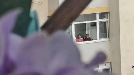 Doi bătrâni care își beau cafeaua în balcon au impresionat foarte multă lume. De câți ani au acest ritual