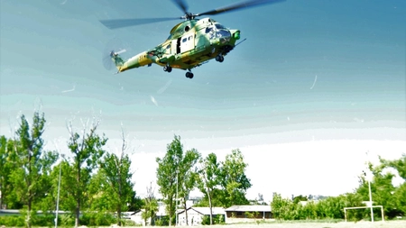 Iată imaginile de la exercițiul militar al Bazei 95 Aeriene din Bacău. Un elicopter Puma a survolat Iașul - FOTO