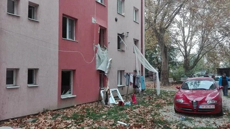 Explozie într-un bloc din Lugoj: 40 de oameni au fost evacuaţi - FOTO
