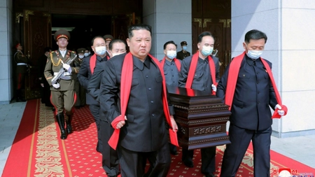 Doliu în Coreea de Nord. Kim Jong Un a purtat sicriul mentorului său - VIDEO