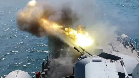 Rusia a desfășurat nave de război și submarine în Marea Neagră. Acestea sunt echipate cu peste 50 de rachete de croazieră