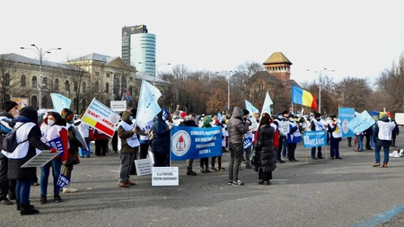 Protest la Guvern unde poștașii şi profesorii sunt nemulțumiți din cauza sărăciei
