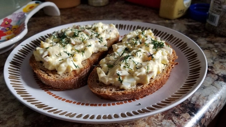 Trei rețete simple de salată de ouă americană. Cum să pregătești un aperitiv gustos și rapid