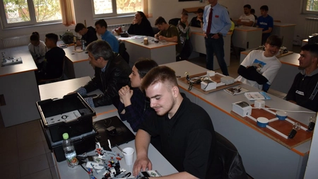 Simpozionul Interjudețean „Creativitate în educație și formare profesională”, organizat de Colegiul Tehnic CF „Unirea” din Pașcani - FOTO