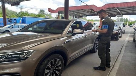 Polițiștii de frontieră ieșeni au avut bătăi de cap în ultimele zile! A curs cu dosare penale pentru mai mulți călători!
