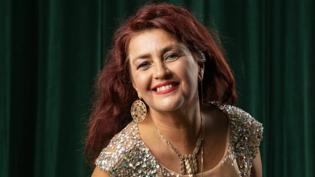 Ce face Rona Hartner atunci când trece printr-un impas al vieții. Fiica ei, singurul ajutor
