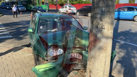 Accident rutier în municipiul Iași. Două mașini au fost implicate, iar una a intrat într-un stâlp de beton - EXCLUSIV, FOTO, VIDEO, UPDATE