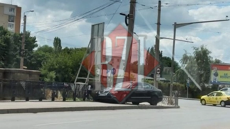 Accident rutier în Podul de Piatră! Un autoturism a ajuns pe trotuar - EXCLUSIV, FOTO