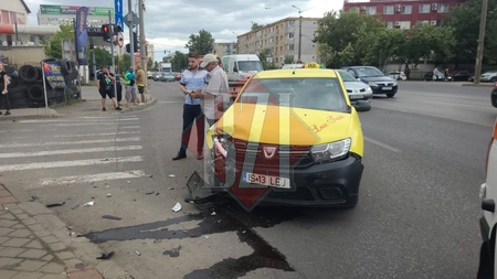 Accident rutier la fostul bazar, sub podul Nicolina. Un Opel şi un Taxi au intrat în coliziune - EXCLUSIV, FOTO