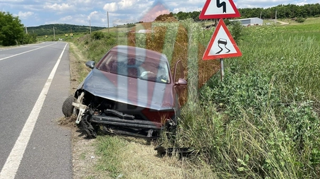 Un tânăr şi-a făcut maşina praf după ce a pierdut controlul volanului, la Schitu Duca. A avut noroc: nu venea nimeni de pe contrasens - EXCLUSIV, FOTO, VIDEO, UPDATE