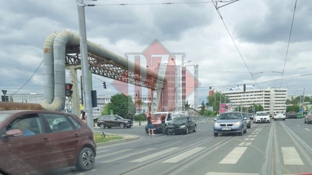 Un BMW a fost serios şifonat în Tudor Vladimirescu. A intrat în coliziune cu o dubă (Exclusiv)