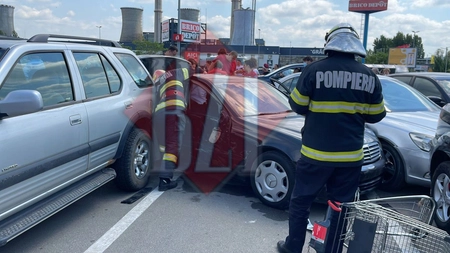 Accident rutier pe bulevardul Tudor Vladimirescu. Au fost implicate șase autoturisme, iar o persoană este încarcerată - EXCLUSIV, GALERIE FOTO, LIVE, UPDATE