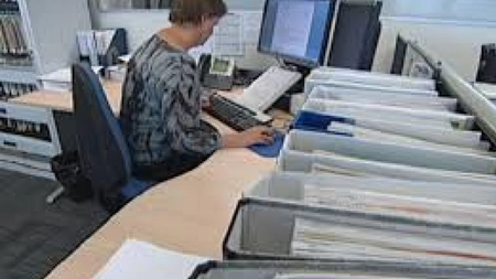 Guvernul dezbate astăzi dacă de la 1 iulie se vor suspenda angajările la stat. Ce posturi vor face excepţie