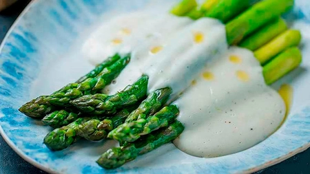 Cum se gătește sparanghelul. Trucurile bucătarilor francezi pentru o garnitură delicioasă