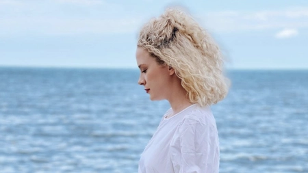 Cine este actrița Diana Roman? Vedeta a făcut furori pe Instagram într-o poză nud