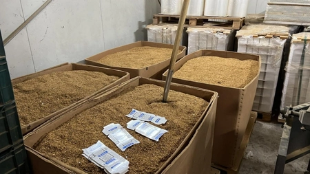 O fabrică ilegală de țigări a fost descoperită la Buzău. O tonă de tutun și cartoane inscripționate cu mărci cunoscute, confiscate