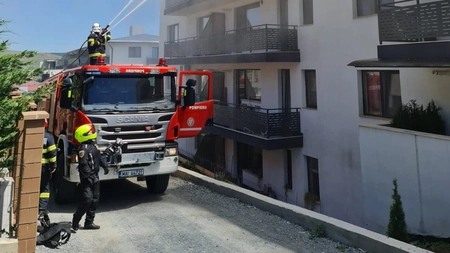 Incediu la un bloc din Cluj. 70 de pompieri se luptă să stingă focul
