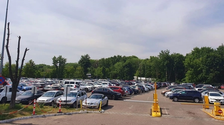 Locuri insuficiente de parcare la Aeroportul Internațional Iași! Ce soluții au pasagerii